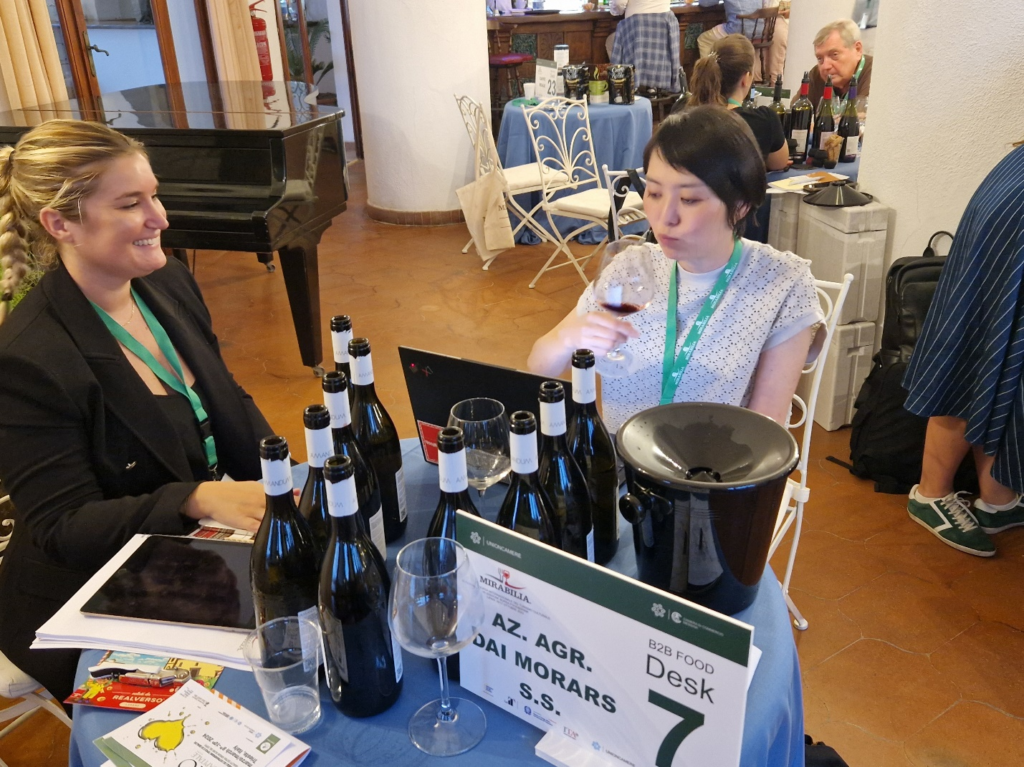 L’azienda agricola Dai Morars, con la linea dei propri vini Amandum, al tasting con una interlocutrice asiatica